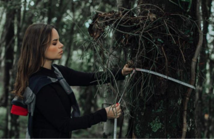 Nathália realizando análise técnica ambiental em área rural